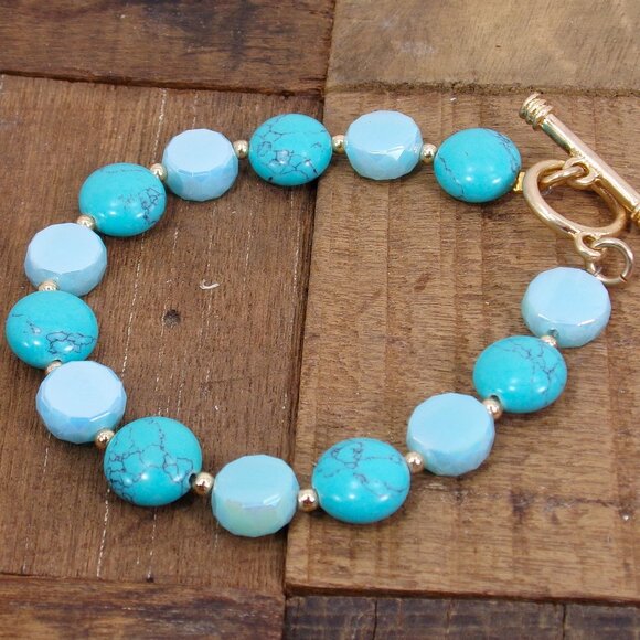 Turquoise color bracelet with turquoise stones, glass beads and small gold beads - Picture 9 of 12
